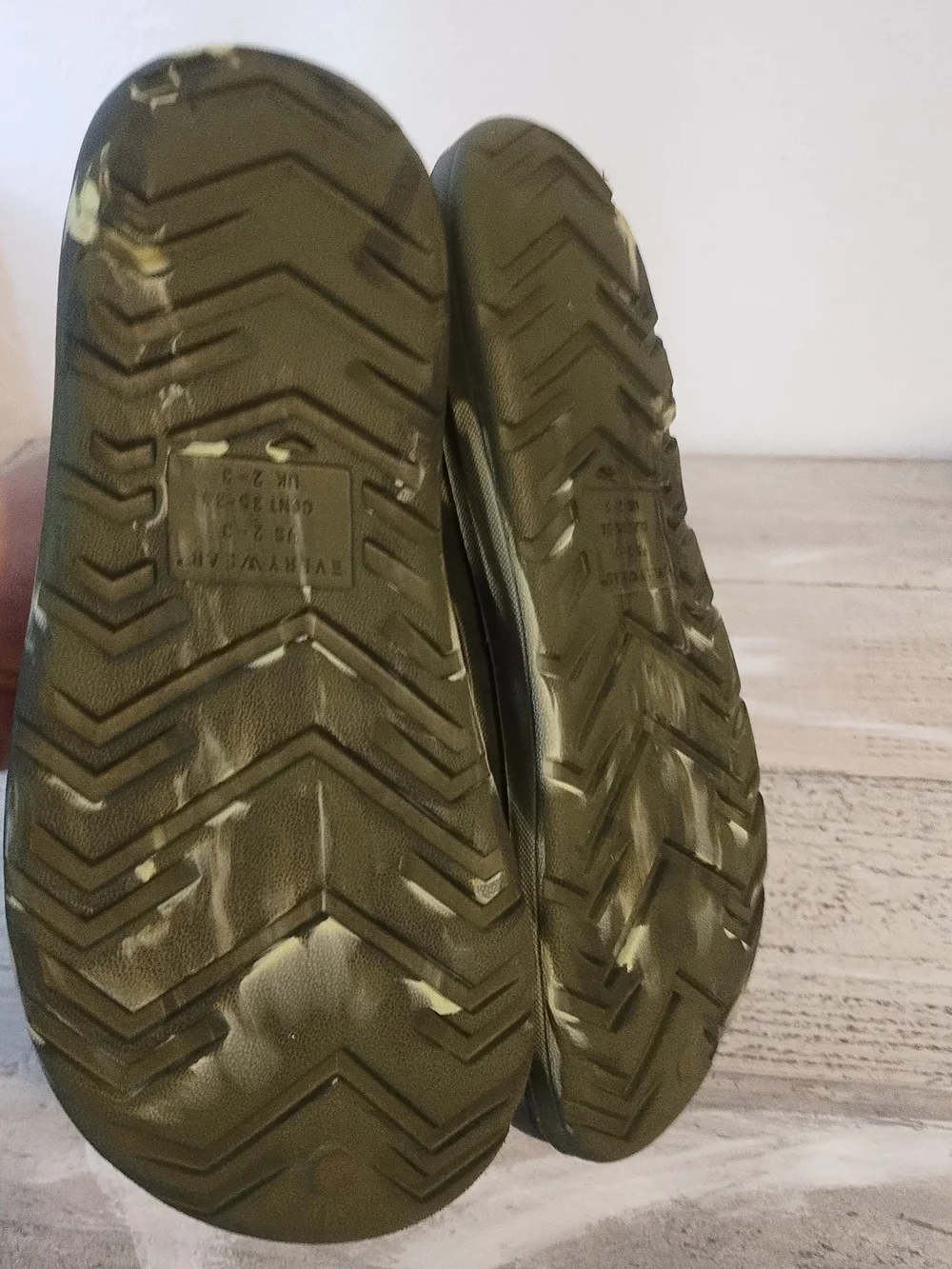 Totes Everywear Clogs Kids Size u.s.a 2-3/UK 2-3  green  Slip On good condition